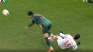 なんでキレてんの？ 菅原由勢、強烈タックル→相手を吹っ飛ばす瞬間「イラついてるな」闘志溢れるプレーで“宣戦布告”