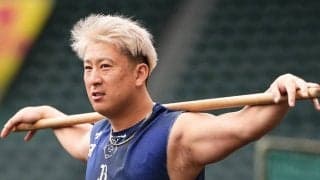 “全部見えてる”のサンタコスに反響「可愛い」　衝撃衣装にファン爆笑「迫力すごい」