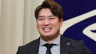 村上宗隆、英語で爆笑会見「キミたちは僕の心の中に」　白靴下を“持参”…2年52.7億円で合意