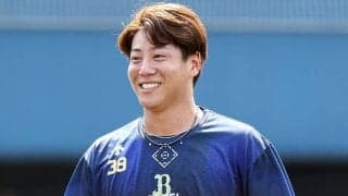 白ドレスの美人妻とハグ…実った遠距離恋愛　オリ23歳の“覚悟”「支えあえる夫婦に」