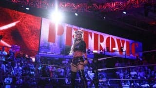 “キル・ビル風パフォ”で話題の美女レスラー、Vネックが「深すぎる」大胆ドレスショットに反響「なんて美しいんだ」