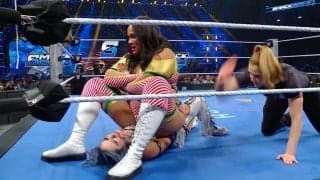 「息できない」日本人女子レスラー、120キロ超レスラーの“ケツ爆弾”に悶絶…豪快フィニッシュに視聴者あぜん「直撃だ」