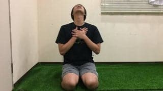 ぐっすり眠るために！スポーツトレーナーが実践「首・肩のストレッチ」