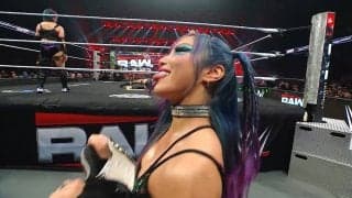 なぜレフェリーと… 日本人女子レスラーが謎の\"幻惑\"行動 リング外ではパートナーが“不穏”な動き