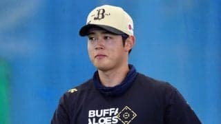 スーツで見つめるイケメンが「きゅるきゅるで可愛い」　頬杖カメラ目線にファン悶絶「大好き」