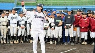 ヤクルト長岡選手が中学生に野球教室　兄辰真さんの引退セレモニーも