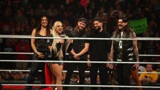 不仲説を一蹴？ 人気美女レスラーら「悪の軍団」が笑顔でクリスマスコス…ギャップ全開の集合ショットにほっこり