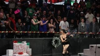 「バイオハザードかよ」“闇堕ち”美女レスラー、クリスマスにご乱心…チェーンソーぶん回し大暴れの一部始終