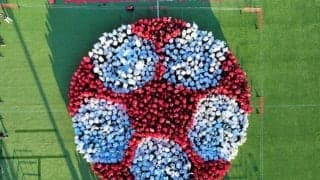 浦和レッズファン1200人、巨大サッカーボールの人文字で世界記録