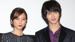 ｢すっかり恒例の?!｣柴崎岳＆真野恵里菜夫妻が“偶然のペアルック”家族ショット公開！｢とてもhappyな気持ちになれます｣｢まのさん綺麗だぁ｣