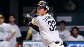 美女急接近…鷹イケメンが「モデルみたい」　試合中とのギャップ、スーツにSNS“悶絶”