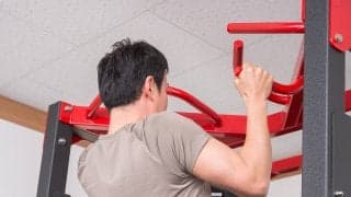 1回だけでもキツイ！手幅を広げた「懸垂（チンニング）」で広背筋を鍛える