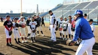 静岡出身のプロ野球選手が小学生に指導　阪神の岩崎選手ら
