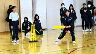アジア大会に向け体育の授業でクリケットに挑戦　愛知・日進の中学生