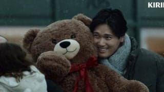 大谷翔平、雪降る街で少女に笑顔　大きなぬいぐるみ抱え…元旦に新CMを公開