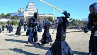 姫路城大天守の前で「演武始め」　幼児から大人まで150人が汗流す