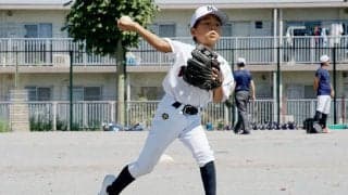 送球が苦手な子は「手だけで投げる」　達人が解説…“あぐら練習”が体幹主導に導くワケ