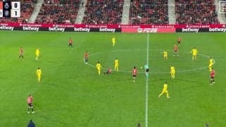 判定に逆ギレ！浅野拓磨に悲劇… “連続タックル”被弾→手荒いプレーにピッチで倒れ込む 相手チームも抗議でサポーター騒然