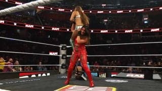 「ホーガンいるw」女子3WAYで“まさか” やたら目立つ男性ファンの姿に熱視線