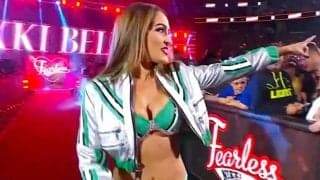  「年の差エグっ」「19歳年下は凄い」美女レスラー、入場時の大胆コスに「ブーメランパンツだw」「見た目が若くて綺麗だな」ファン騒然 熱愛報道にツッコミも