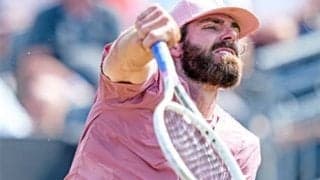  身長2m11cm！相手は椅子に登ってハグ 