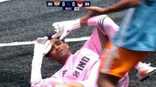 「何やってんだ！」GKが開始25秒で衝撃レッドカード…前代未聞の“エリア外パンチング”にネット騒然「ヘディングできたのでは？」「シュールすぎる」【キングスW杯】