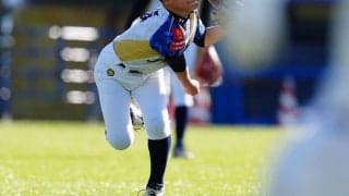 肩に自信がない外野手はどう投げる？　低く強くはNG…狙った場所に“落とす”送球術