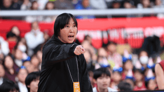 ウインターカップ決勝の試合中に大阪薫英女学院の安藤香織コーチが天に祈った師とは