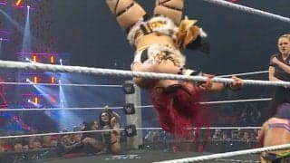 「受け身えぐ」日本人女子レスラー、米マットで“ど派手”に1回転 トップロープからフットスタンプ被弾も華麗な身のこなし