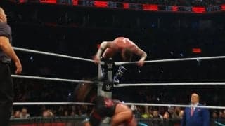 「正気の沙汰ではない」危険すぎる“自爆”に戦慄 “脳天落下”直後、レスラーが見せた矜持には驚きの声も