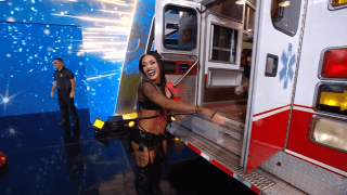 ドアを開けたら最恐美女がニッコリ…カオスすぎる“救急車デスマッチ”に新年早々ツッコミ連発「貞子だ」「これは草」