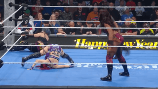 何が起こった？ 人気日本人女子レスラー、“犬神家”ばりの開脚ダウン…180センチ超巨漢レスラーの衝撃“迎撃キック”にファン騒然