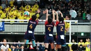 「よく頑張った!」東山高の豊田充浩監督とエース岩田怜緯が交わした熱き抱擁。鎮西高撃破の瞬間に