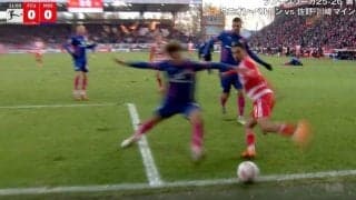 スタジアム騒然！ 佐野海舟、相手FWを吹き飛ばしてしまう「体幹強すぎ」ピンチを救う“強烈ヒップアタック”にファン歓喜「佐野の圧エグい」