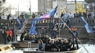 栃木シティ船上パレードに声援　新体制お披露目、市民有志が主催