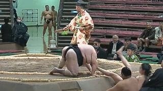 力士に何が？ 自ら崩れ落ちる 体重“2倍差”対決で軍配差し違え まさかの結末で白星するり