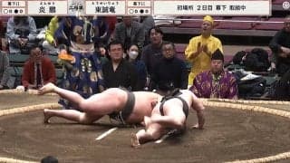 腕がオカシな方向に 炎鵬、肩透かしで初日も“一瞬の出来事”にファンひやり 「逆にいったかと」「腕こわっ」