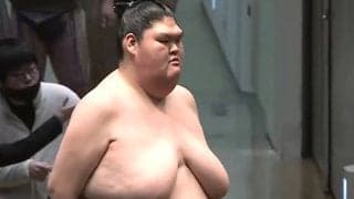 「足が細い」「ギャップすごい」巨漢力士の“ほっそり美脚”が話題 人気の“癒やし系”キャラが豪快な寄り切りで初日