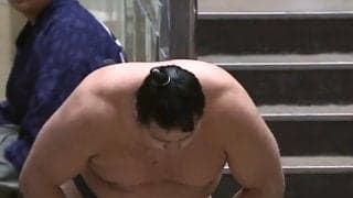 お辞儀で顔を上げた力士に「あらイケメン」ファン驚きの瞬間 敗れた相手を支える“紳士的”な振る舞いにも称賛の声