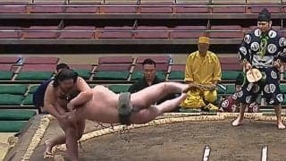 土俵際で力士が“横回転” マンガのような大逆転劇に館内どよめき「ぶん投げた」「これは厳しい」