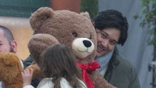 大谷翔平に滲む“父の顔”　CMの合間も女の子と交流…熊のぬいぐるみ揺らして笑顔