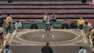 「相撲を見ておられる」前相撲から行司の背後に“ポツン”とミュージシャンの姿 ガチすぎる相撲愛に「それは目立つ」驚きの声