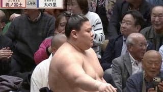 「2日でなんぼ稼いだんや」「ごっつい懸賞金」2日連続で横綱撃破の24歳力士、両手に抱えた“分厚いご褒美”に熱視線「懸賞金がもう箱みたいに…」