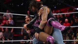 「かわいそう」大男の“入れ歯”が女子レスラーの胸元へ…絶叫・悶絶の一部始終「オーマイガー」