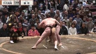 「相撲に集中できない」行司の背後に圧倒的存在感なタレントの姿 “正装”して駆けつける様子に「目立ちすぎるんよw」驚きの声