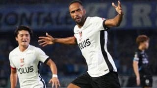 ｢凄い仕事が出来そうな雰囲気｣J1浦和の来日2年目ストライカーの知性あふれる“デキる男”インテリ砂浜ショットが話題！｢学者イサーク｣｢俳優さんみたい｣