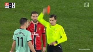 「大スキャンダルだ」1分間でレッドカード3枚の異常事態に現地ファン大荒れ「審判は子供みたい」「こんなやり方で試合をぶち壊すなんて」