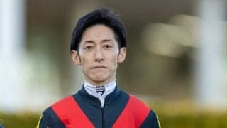 【フェアリーS】津村「（距離は）正直ギリギリ」ブラックチャリスは重賞初制覇