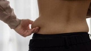 今年こそスッキリ背中を目指す！脇や背中の”ハミ肉”を撃退する方法