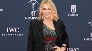 64歳になったコマネチ、白レオタード姿で「まるで現役の大学体操選手みたい！！！」　“白い妖精”は「今も変わらず素敵」